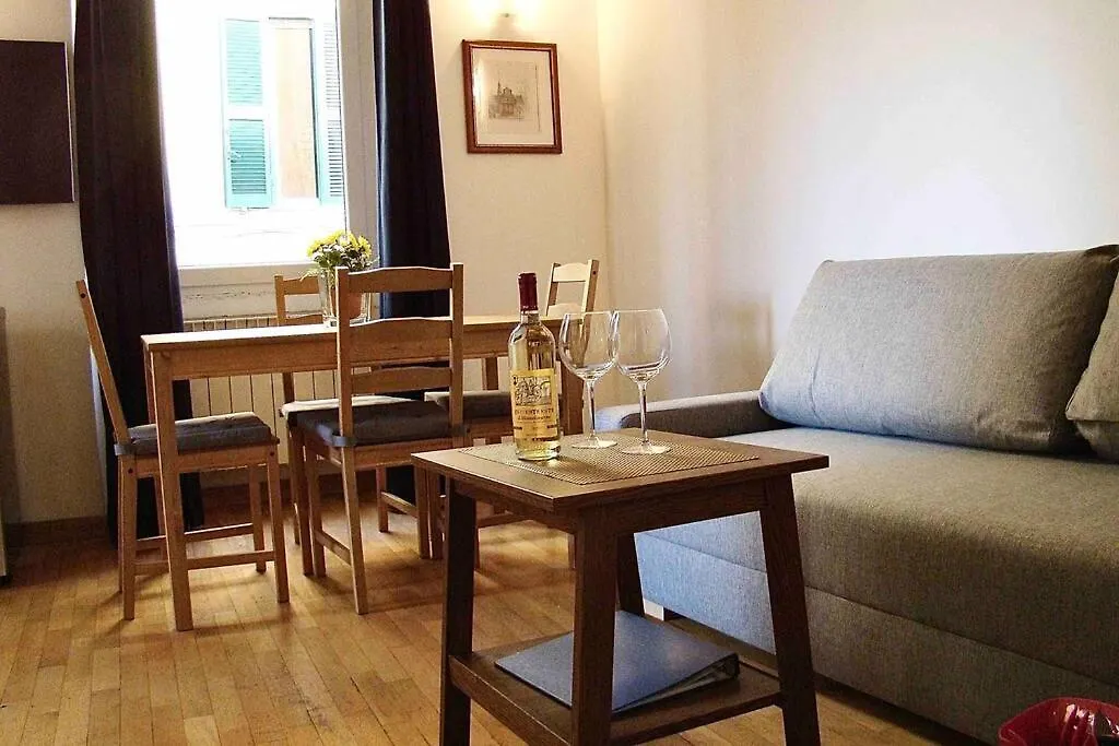 Elegant Trilussa Apartment-1